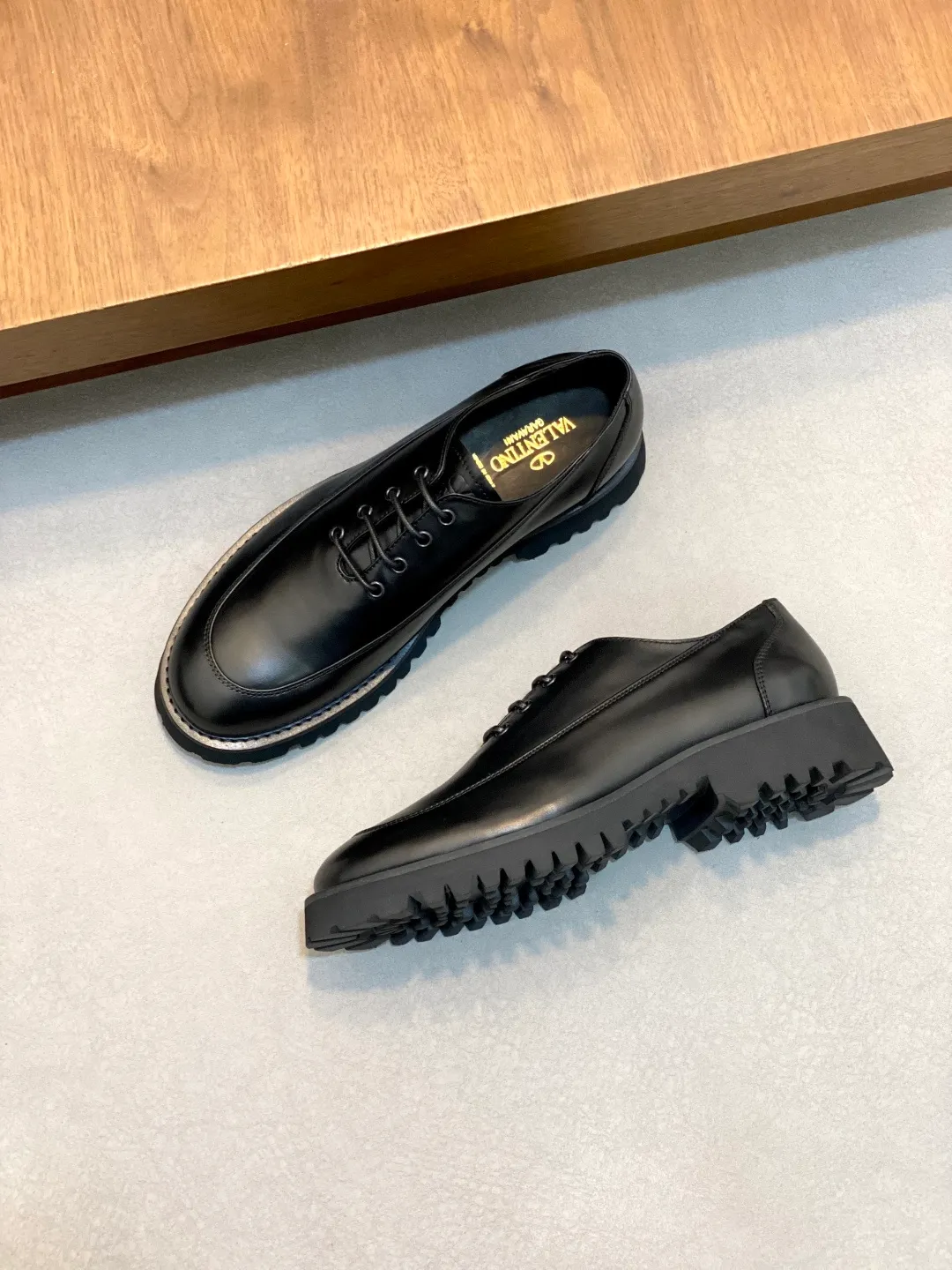 Men's shoes 💰740 VALENTINO Valentino's new men's fashionable casual leather shoes. These leather shoes are made of imported cowhide leather uppers, dyed calfskin lining and calfskin insoles. The upper foot is soft, comfortable and breathable. Comes with complete packaging in the original box! Visible details and quality. Size: 39-44 (customized at 38.45.46)